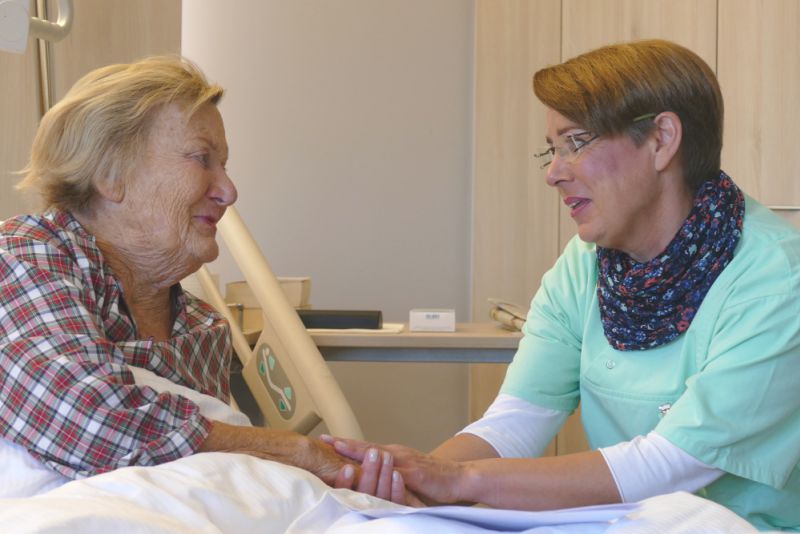 Frau Flüh-Riedel im Gespräch mit einer Patientin